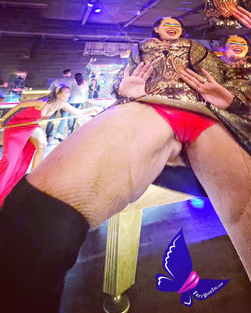 FreeYourToe's tweet photo. Happy New Year from Gemini Bar and Grill, Lake Oswego, Oregon. Kisses to all my followers and fans. Wishing you a swinging 2023.                      Enjoy - MissCamelaT💋 https://t.co/hMBx4nPrYx