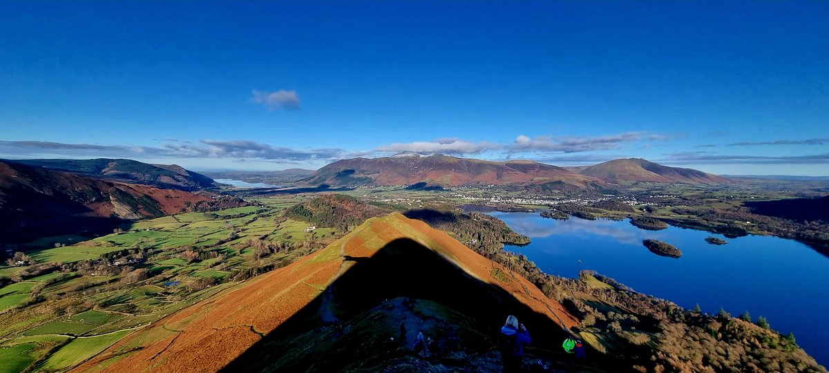 95Dewhurst's tweet photo. @KeswickTourism @keswickbootco a beautiful  but busy winters walk up catbells.#lovewalking https://t.co/y5x8uAu8IL