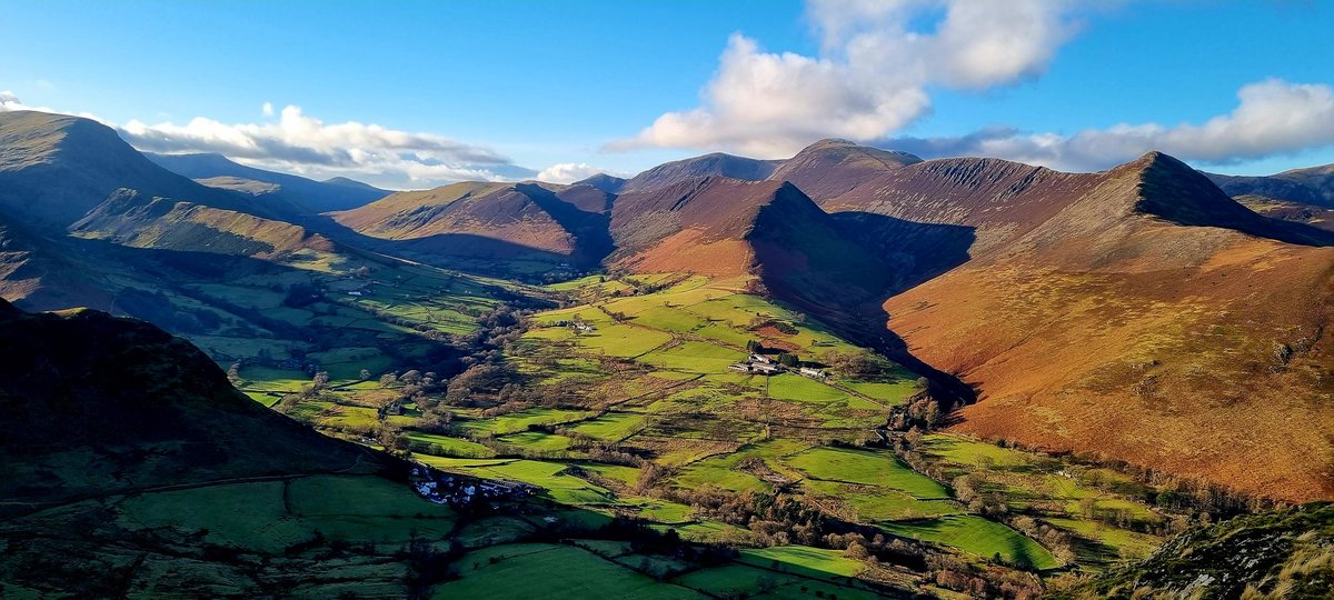 95Dewhurst's tweet photo. @KeswickTourism @keswickbootco a beautiful  but busy winters walk up catbells.#lovewalking https://t.co/y5x8uAu8IL