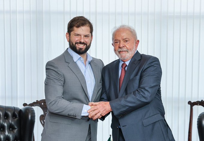 Lula e Boric sorriem para a foto e apertam as mãos