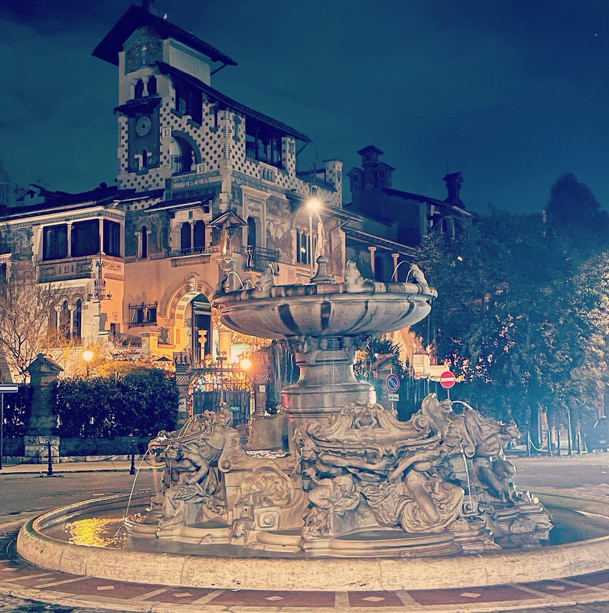 ciaccio79's tweet photo. Al Quartiere #coppede non ci ero mai stato. Sentivo parlarne e dire che è il più bello di tutti. Confermo che è molto bello e mi ha lasciato sorpreso. È particolare poiché non sembra di stare a Roma. Case fiabesche, case sultaniche.
Bello bello… https://t.co/WhiLF9iJNc