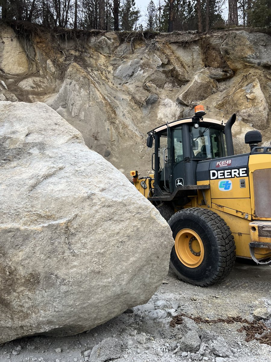 AngieSheetsNews's tweet image. Kudos to @CaltransDist3 for keeping Hwy 50 open while dealing with this monster boulder. #stormcleanup @kcraFinan