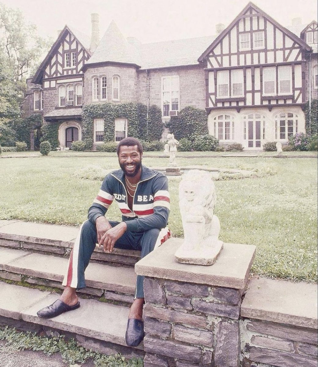 StreetFashion01's tweet photo. Teddy Pendergrass outside his Home (1979) https://t.co/Wimhm4MM3C