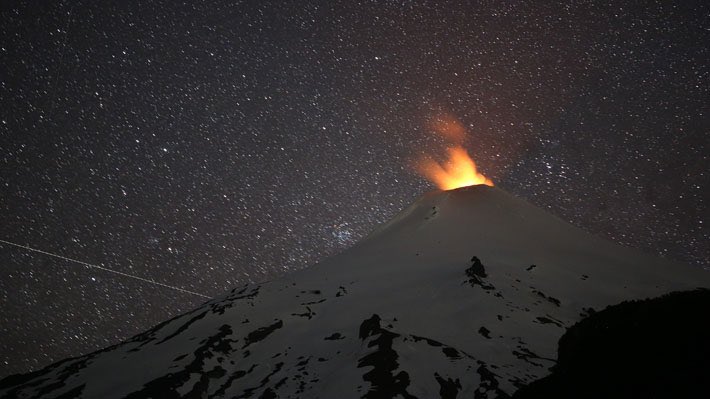 En los últimos meses del 2022, el Villarrica se ha comportado como ese amigo que te va diciendo varios meses antes “se viene el 18”, y se pone cada vez más intenso mientras pasa el tiempo. Alterado está, con sus parámetros fuera de su estado base, y con mucha incandescencia