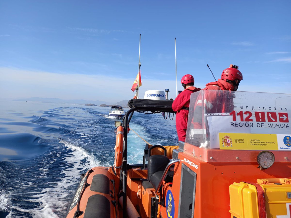 CruzRojaRMurcia's tweet photo. Sobre las 12:00 hora local, se activó la #BasedeMar de #Mazarrón con la #LSPoniente para asistir a una embarcación de 5 metros de eslora con 2 pax a bordo a una milla de costa. Se remolca al muelle de #LaAzohía en #Cartagena. @112rmurcia https://t.co/ws6EbD2O29