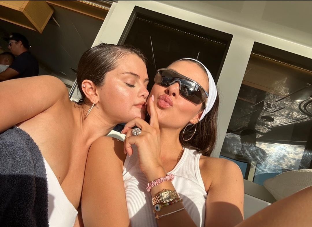 SelGomez_es's tweet photo. Selena Gomez via Instagram:
“Podéis llamarnos trío #foreverplusone”. https://t.co/1p8lwSpzhY