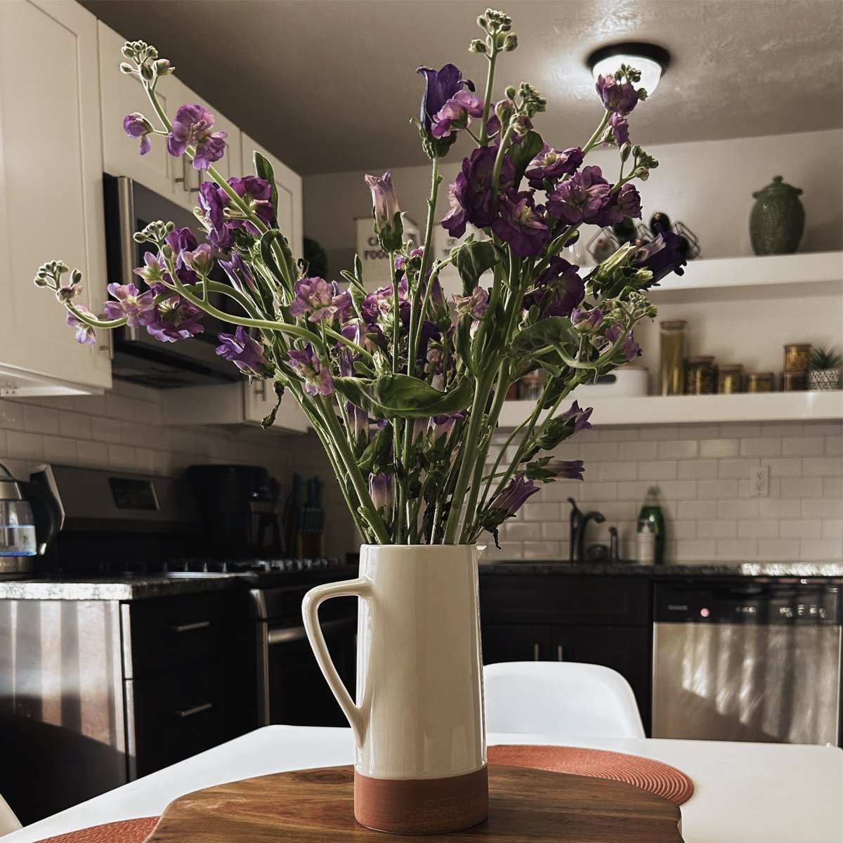 UndertheSeaAri's tweet photo. Day 2 of honoring my space @ home :

Fresh Flowers 🤍💐💜 https://t.co/5QuVZnBr2S