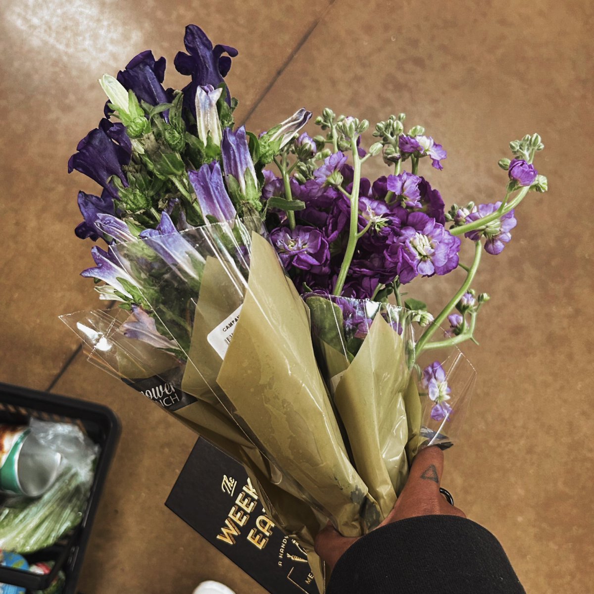 UndertheSeaAri's tweet photo. Day 2 of honoring my space @ home :

Fresh Flowers 🤍💐💜 https://t.co/5QuVZnBr2S
