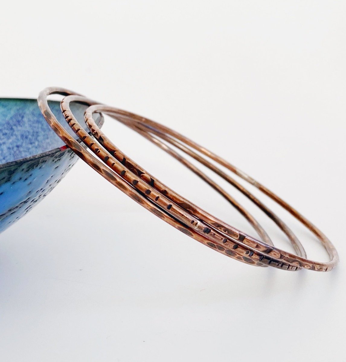 MaisyPlum2's tweet photo. Copper Skinny Bangle Set https://t.co/Dh0Odew2xR #HandmadeHour #bizbubble #giftideas #UKHashtags #MHHSBD ##UKGiftHour #shopsmall #inbizhour #BangleStack https://t.co/kwC03HN5wb