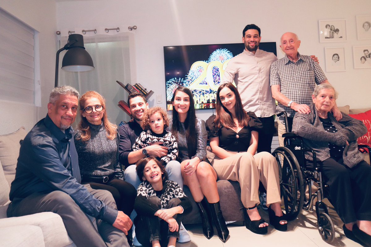 Bracho16's tweet photo. New Year’s Eve❤️ https://t.co/QeI0Dy0QSp