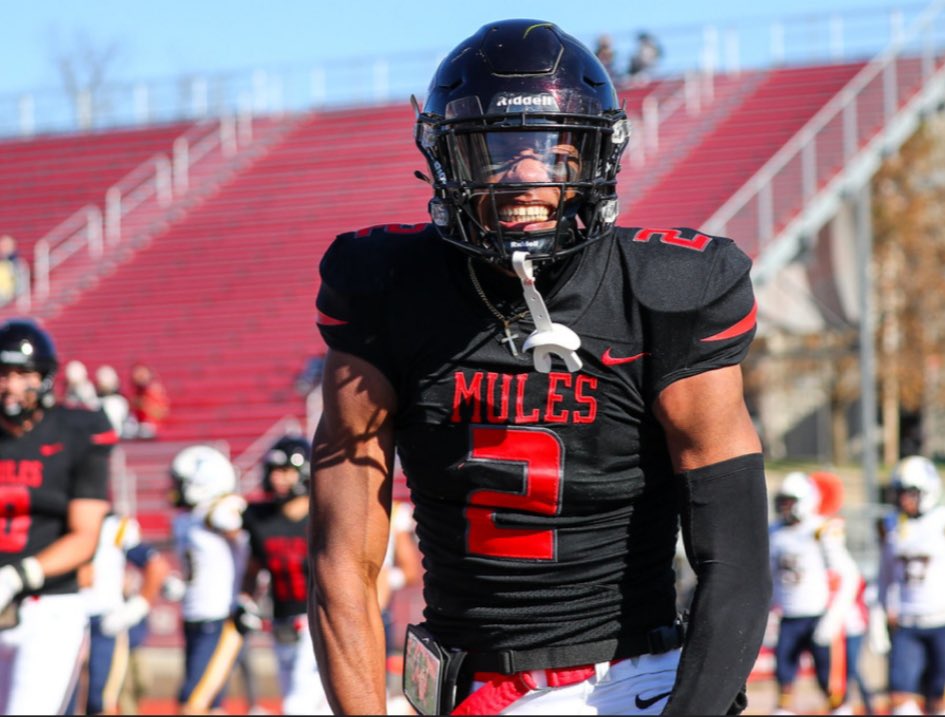 Zphipps05's tweet photo. Blessed to receive an offer from the University of Central Missouri 🙏🏾🙏🏾 #AGTG @UCMFootballTeam https://t.co/PDKi3ZP7DR