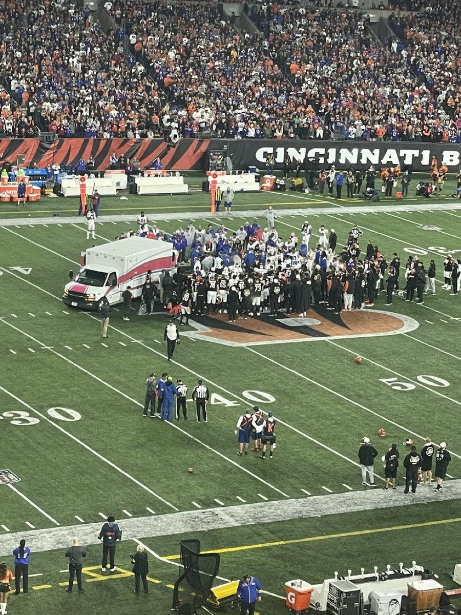 MLFootball's tweet photo. The entire #Bills team got in a huddle on a knee as Damar Hamlin was taken off the field in an ambulance https://t.co/bjT2Ofp12F