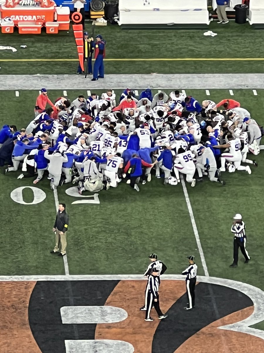 ryanthereformer's tweet image. #Bengals #Bills praying together for injured bills CB. This is who we are! Amazing.