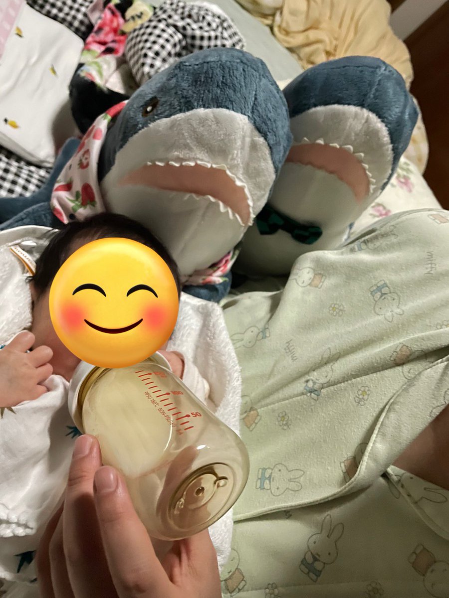 10Ymk's tweet image. 搾乳した母乳を飲んでいるBabyが気になるサメたち🦈
続々と集まってくる🦈🦈🦈

#ikeashark
#IKEAのサメ
#子守するサメ