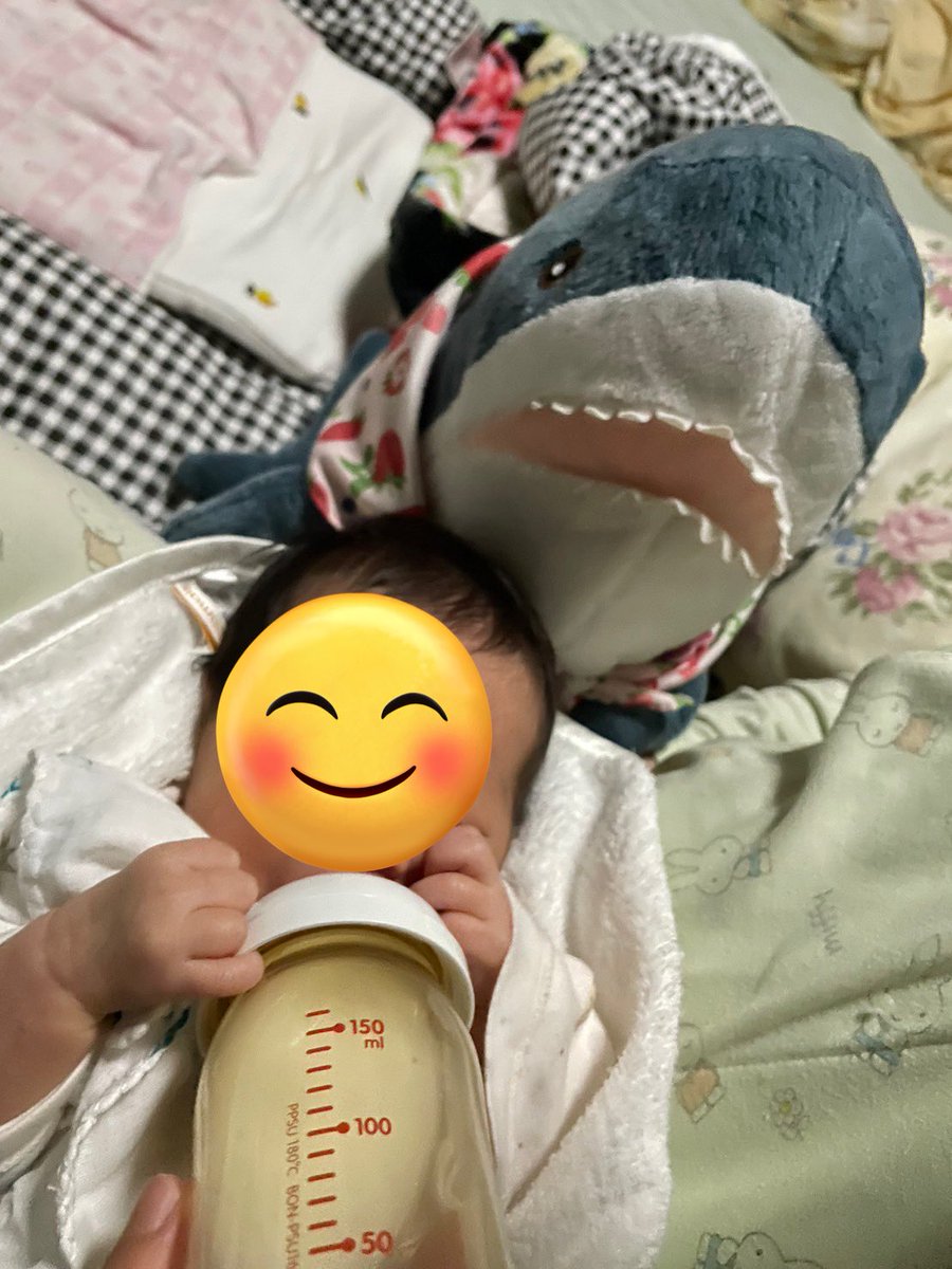 10Ymk's tweet image. 搾乳した母乳を飲んでいるBabyが気になるサメたち🦈
続々と集まってくる🦈🦈🦈

#ikeashark
#IKEAのサメ
#子守するサメ