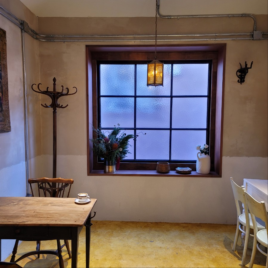 채음은 연남동에 위치해 있습니다. 출판사 앞에 카멜 커피가 생겼네요.

작가님들, 글이 막히셨을때 오셔서 커피 한잔 하시는 건 어떠세요? 언제나 버선발로 뛰어나가겠습니다.