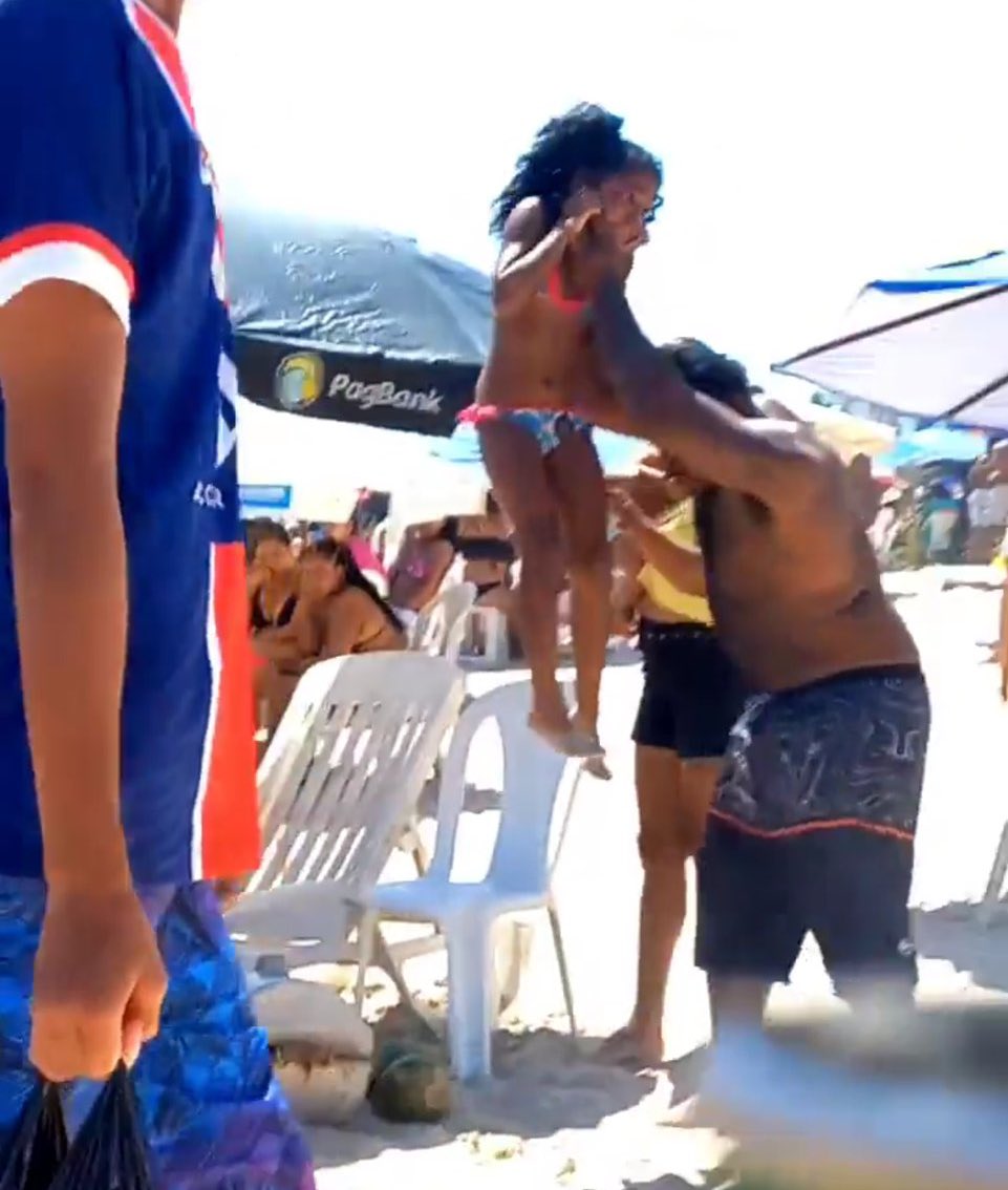 “Ah, pq ninguém se meteu?” 
o brasileiro raramente se mete em “briga de marido e mulher”, tu acha que vão se meter em pai “educando” filho? 

é revoltante! a agressividade e força que esse cara utiliza, se contra um adulto já é forte, imagina contra essas menininhas.