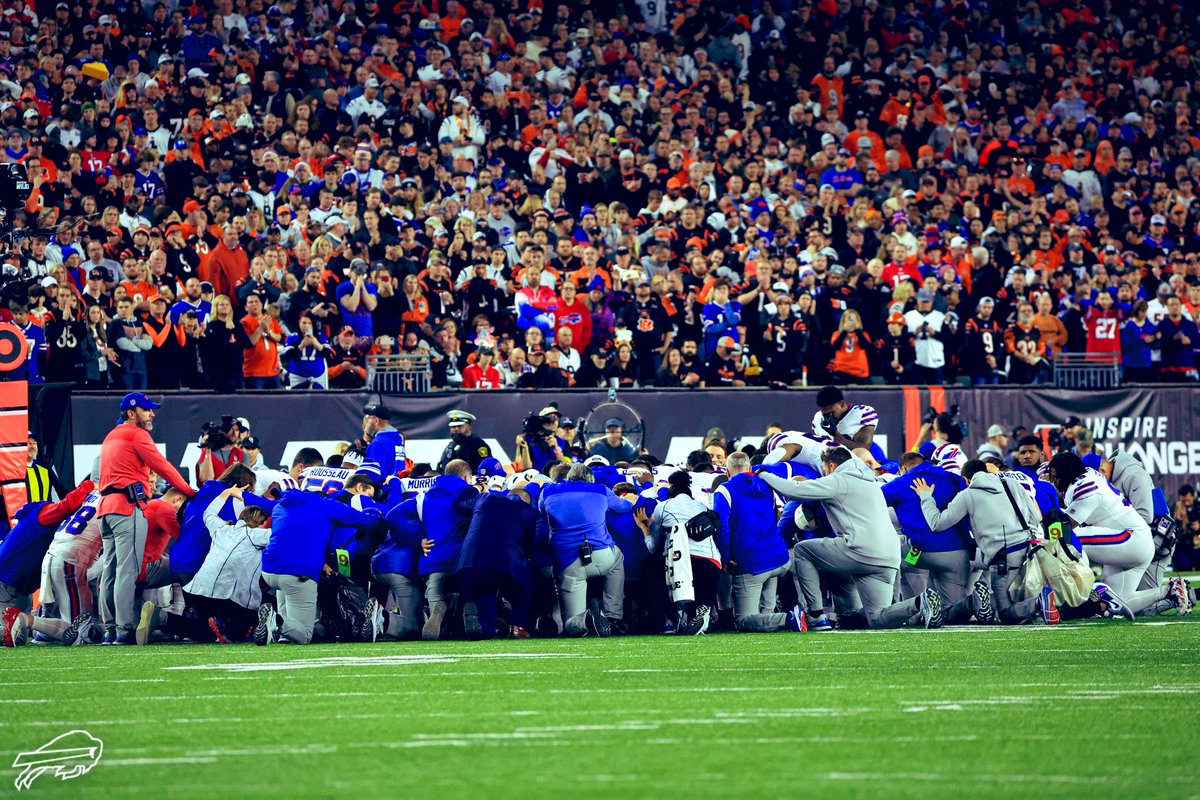 CallieDavis77's tweet photo. Prayers for the Bills! 🙏🏻💙 https://t.co/dJFyMtnMj5