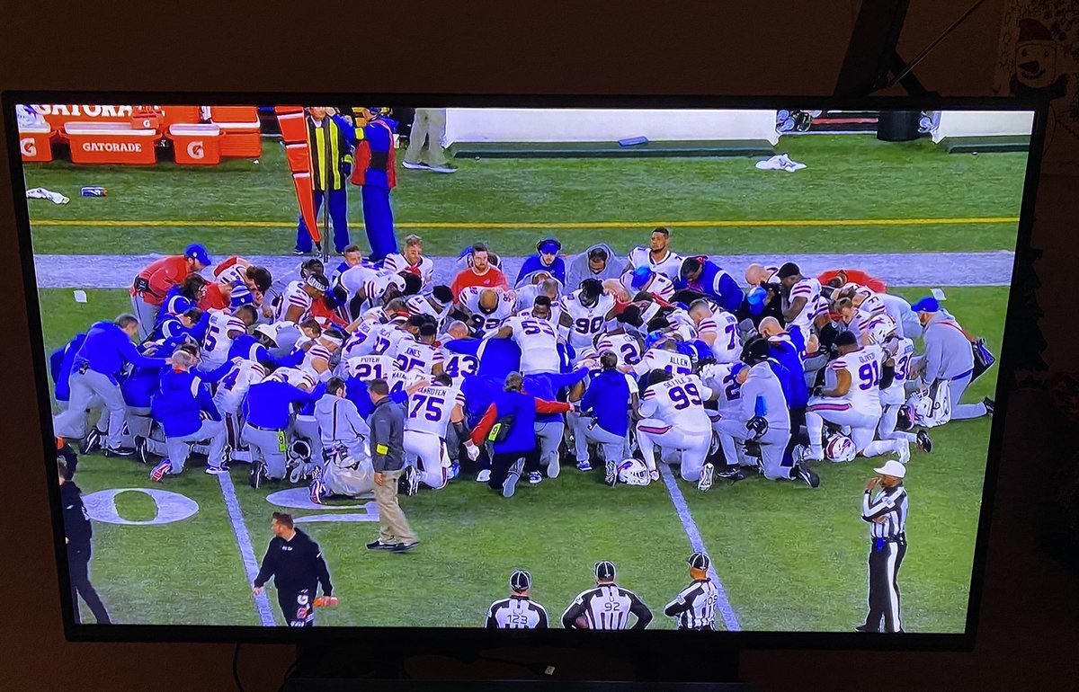 NameThatPattern's tweet photo. .#MondayNightFootball suspended as #Bills #DemarHamlin collapses unresponsive, EMS administering CPR for 10 minutes, ambulanced off field. Nothing else to broadcast for 2.5hrs, thousands of fans waiting in stands, but life is #1 priority so do they call the game? #PrayersForDemar https://t.co/i9mzHa6Ft9