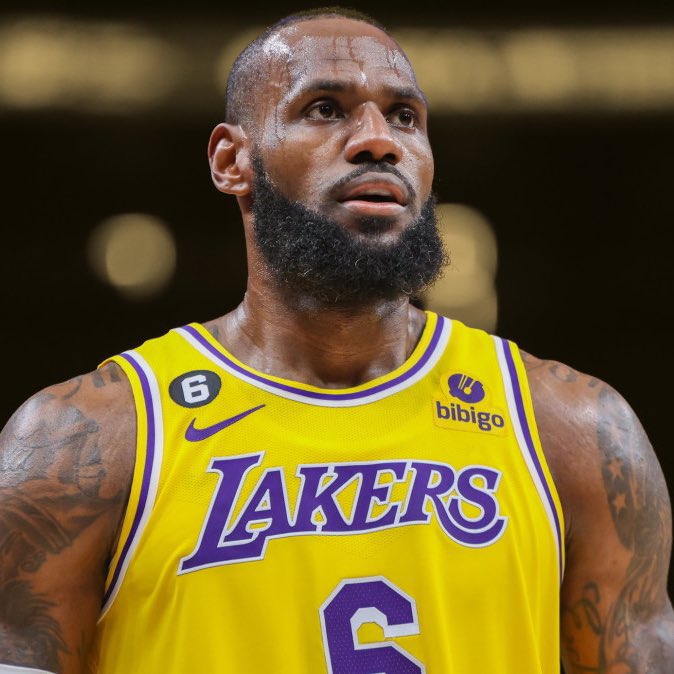 6toHombreLATAM's tweet photo. LeBron después del ultimo partido: “Vi que con 30 puntos por noche no alcanzaba así que estoy probando con 40”.

Últimos dos partidos: 47 y 43 puntos. Con 38 años. https://t.co/9AP9wL4gDw