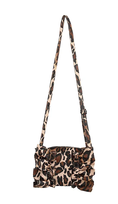 HELOYSEofficial's tweet photo. -bonbonbutterfly cube shantung leopard-

 持つだけで80年代にタイムスリップ出来るアイドル風のポシェットデザイン。

ニュートラをイメージしたレオパード。

#heloyse #エロイーズ #sholderonlove #ショルダーバッグ https://t.co/0SHMa0zyrn