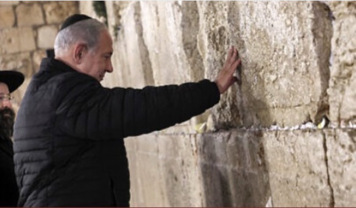 ditisISRAEL's tweet photo. De Klaagmuur-plakker #Bibi https://t.co/DJs2DcraQR