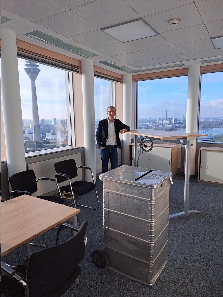 Elf Jahre durfte ich für 4 WirtschaftsministerInnen sprechen: Voigtsberger, @GarreltDuin <a href="/a_pinkwart/">Andreas Pinkwart</a>, <a href="/MonaNeubaur/">Mona Neubaur</a>. Die Arbeit im Maschinenraum der Politik und die Gespräche mit JournalistInnen habe ich genossen. Danke für Vertrauen + Begegnungen, die mein Leben bereichert haben.