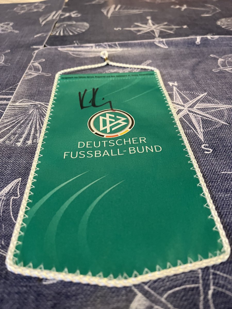 kVDB10's tweet image. Nouveau Fanion dans ma collection Equipe nationale allemande championne du monde 2007 + dédicace 🇩🇪 #wcdm