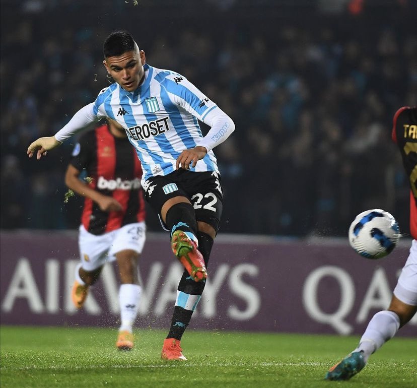 izayed4's tweet photo. كارلوس الكاراز الى الان مطلوب من انترميلان الايطالي ، وولفرهامبتون والاقرب بنفيكا بعد بيع مواطنه اينزو فيرنانديز

الولد لمسته على الكورة جمييلة ويارب مايتأخر في الاحتراف الاوروبي عشان مايتأخر عليه سكالوني https://t.co/LOnpqsliG8