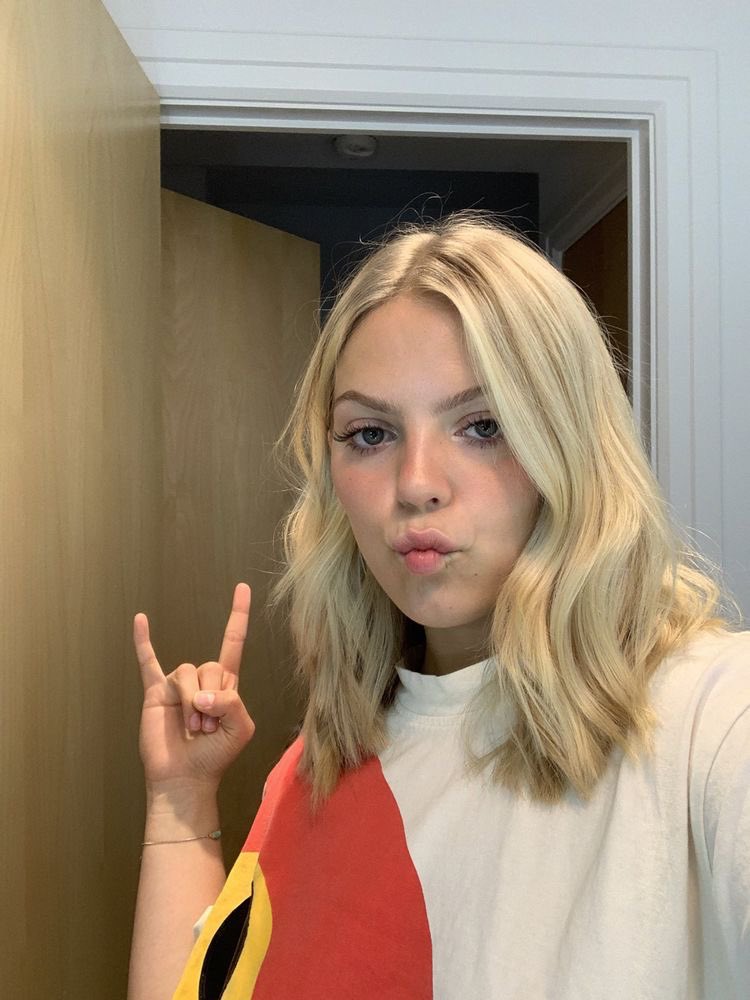 choniglow's tweet photo. @reneerapp really said: 🤘🖕✌️ https://t.co/nqEowqBKwS
