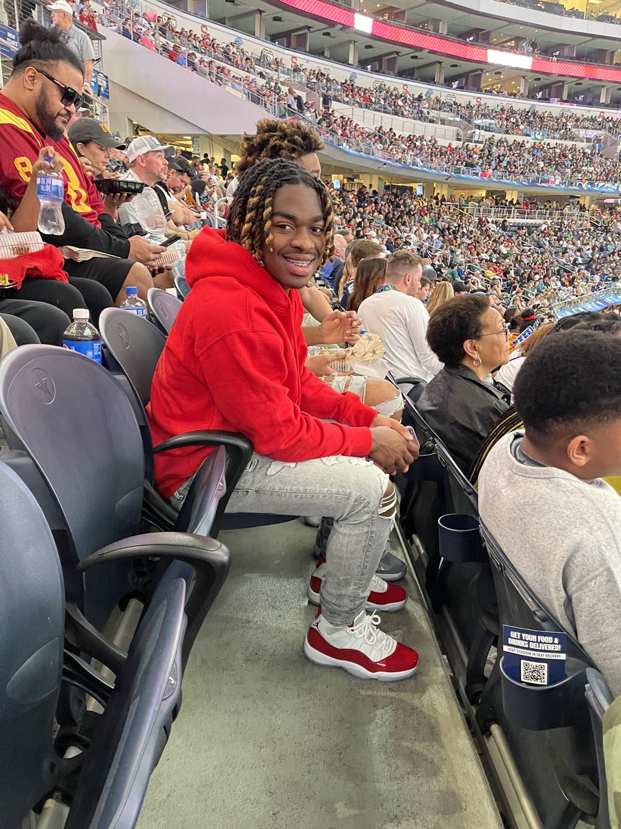 Braylon_Linnear's tweet photo. Fellas day out at the Cotton Bowl! Great game!!!! #cottonbow https://t.co/PHZ9LYtjpX
