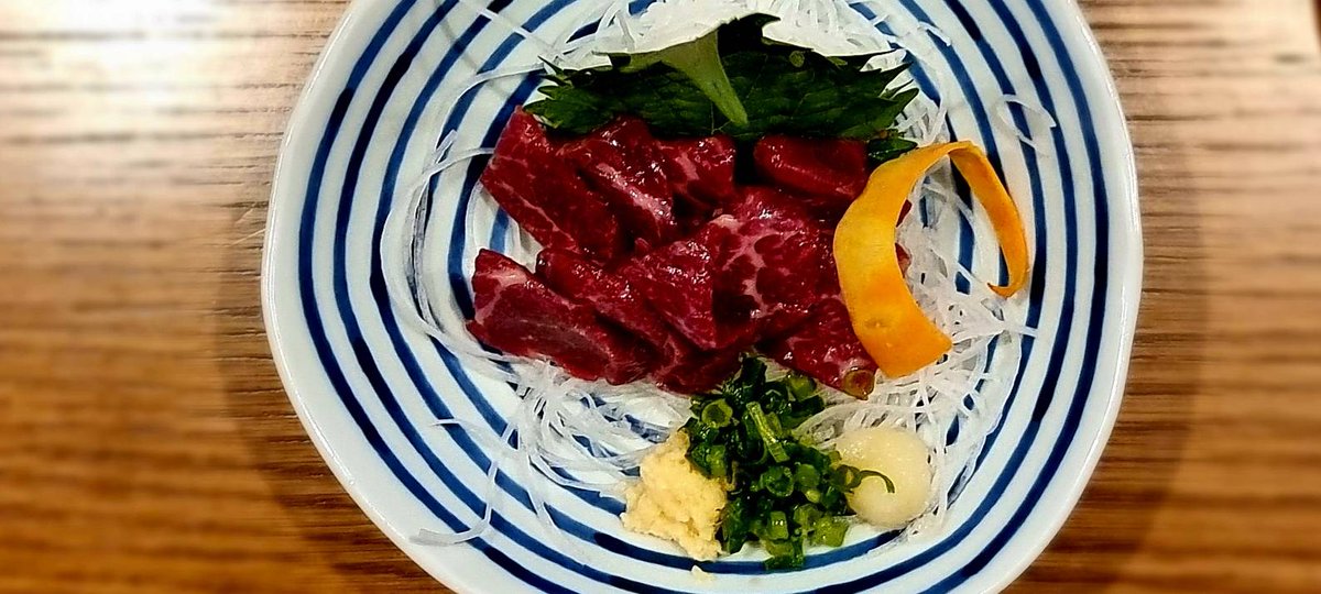 Saya pulang kampung untuk pertama kalinya dalam 10 tahun selama liburan tahun baru, sudah tiba Nagasaki yang kampungku.. Sekarang makan ya, 3 jenis Sashimi, Trevally bergaris, Paus dan Kuda.
@多ら福 亜紗 30 Dec 2022
年末年始は実家長崎で。早速、刺身３種盛(しまあじ、鯨赤身、馬刺し)