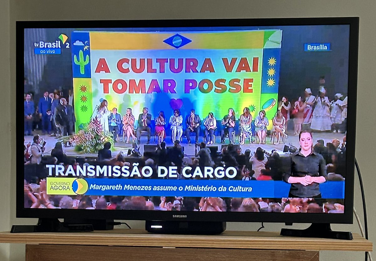 ugomello's tweet photo. A Cultura vai tomar posse. Vocês tem noção do que isso significa? Quem estava no #OcupaMinC desde o golpe é quem sabe. Hoje é um dia feliz para a Cultura Brasileira! O #MinC voltooou!!! 🥹🤩🙌🏽✨❤️ @MagaAfroPop https://t.co/fdOzQuslty