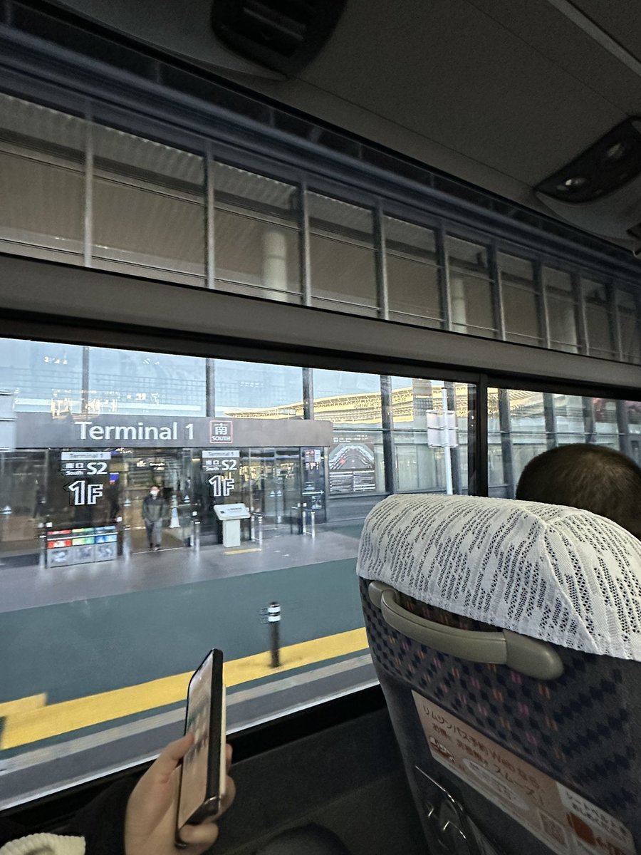 fugamad's tweet photo. #石垣島 へのフライト乗り遅れ、チケット再び購入。

＃成田空港 から ＃羽田空港 へトンボ帰り。

新年から１０万円を航空会社に寄付しました。

そんな2023年の開幕 https://t.co/BwcHp8n9Md