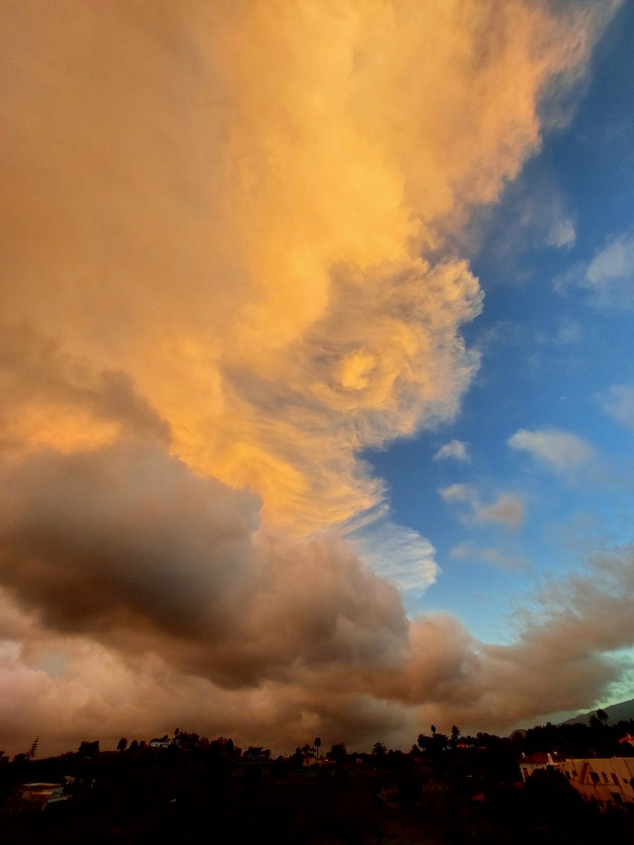 Espectaculares #Cumulonimbus, #TCU y  alguna tormenta esta tarde en #LaPalma #BreñaAlta