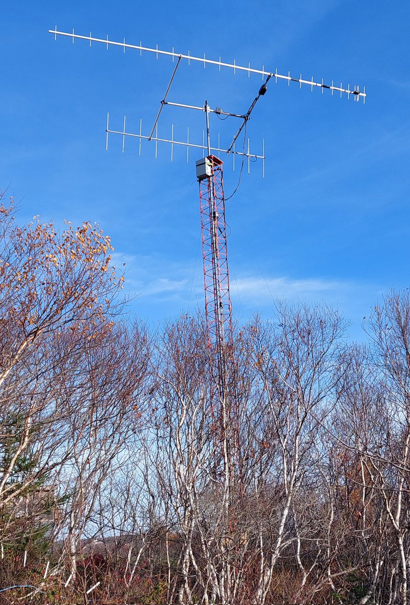 VA1PKK's tweet photo. My homemade 25-element yagi, cut for 403Mhz, wired into my radiosonde weather balloon tracking ground station.

#radiosonde #weatherballoon #hamradio #yagi #antenna #foxhunt #auto_rx #sondehub #tracking #decoding #weather #nwscaribou #nwsgray #NovaScotia #Environmentca

VA1PKK https://t.co/ropDUxlBMQ