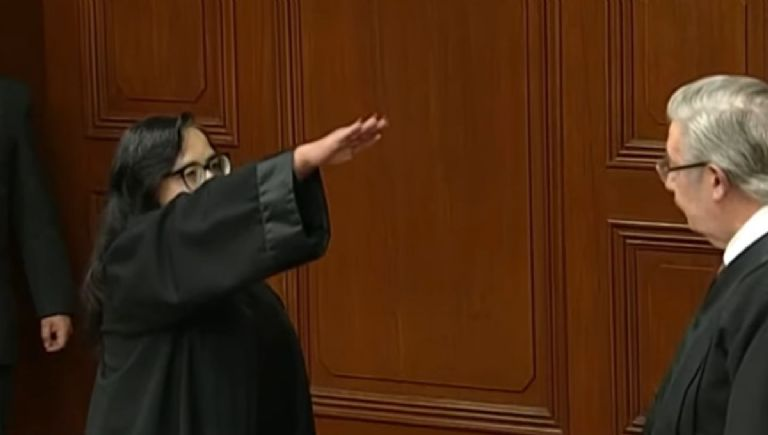 QueSeArma_'s tweet photo. Norma Lucía Piña Hernández es la nueva y primera mujer presidenta de la Suprema Corte de Justicia de la Nación (SCJN).

La nueva ministra obtuvo 6 votos de sus compañeros ministros, ganando por un voto de diferencia al ministro Alfredo Gutiérrez Ortiz Mena. https://t.co/ePJa6dLSCE