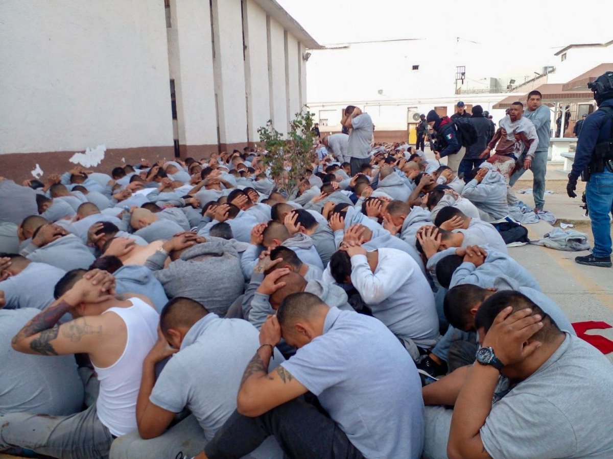 QueSeArma_'s tweet photo. Sube a 27 la cifra de reos que escaparon del Cereso No. 3 ubicado en Ciudad Juárez 
El año comenzó con un motín que dejó como saldo 10 oficiales fallecidos, 3  heridos, 7 reos muertos y 10 heridos, además de 27 personas privadas de la libertad que se escaparon del penal https://t.co/DgVXbB9TYQ