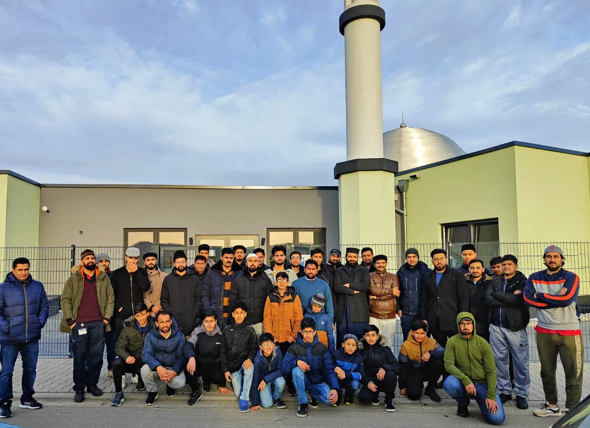 Die <a href="/AhmadiyyaJugend/">Ahmadiyya Jugend</a> aus #Pfungstadt startet mit einem gemeinsamen Gebet und Traditionelle #Putzaction 🕌 ins neue Jahr 2023.  #Muslimestarten2023#khabeermoschee