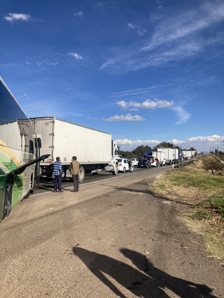 Miles de personas siguen detenidas en la autopista México- Querétaro, justo a la altura de Soyaniquilpan, Estado de México, y en ambas vías, ya que manifestantes reclaman la contaminación de un manantial por ductos de Pemex. 

El bloqueo ya duró más de 3 horas. 
😰