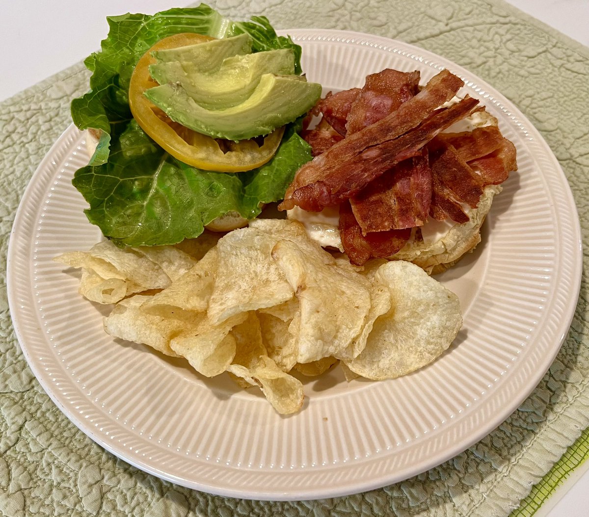 mlzema's tweet photo. #TwitterSupperClub
#Lunch
#BLTA Sandwich on a Toasted Country Potato Bun w/Bacon, Romaine Lettuce, Heirloom Tomato, Haas Avocado & Mayonnaise
Kettle Chips https://t.co/12VQqL4ita