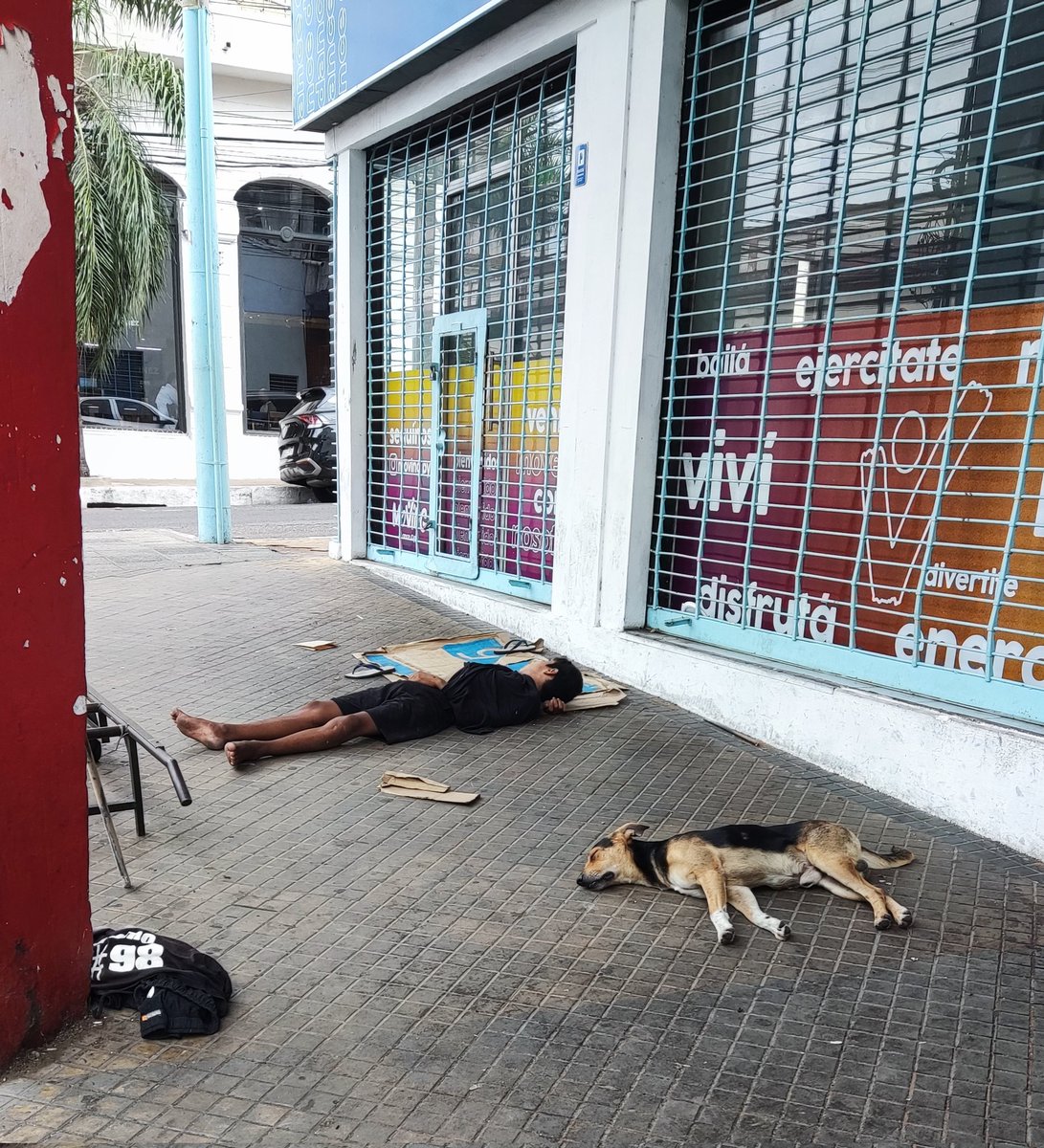 MarcosKohn's tweet photo. Microcentro. Hoy, 02.01.23, a la tarde, calle Mcal. Estigarribia. Será que algún órgano del Estado no puede acercarse e intervenir? Cuando los niños están desamparados, el futuro del país no puede ser mejor. https://t.co/2o4VDyDyEK