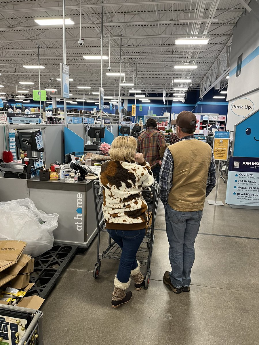 Mdeastwood60gm1's tweet image. Walked into a Home store they were swamped with customers and only had three people working. Now that is super star employees  #homestore #service #hardworking #ravingfan #getitdone