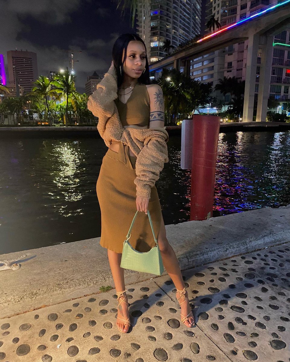 Theequeennayy's tweet photo. miami nights 🌴🌊 https://t.co/zwiJfDiKTx