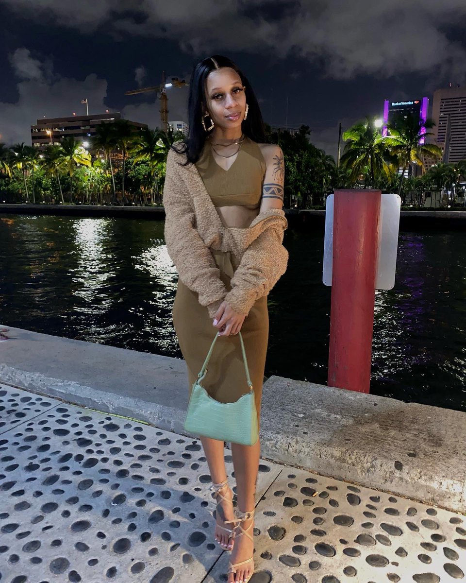Theequeennayy's tweet photo. miami nights 🌴🌊 https://t.co/zwiJfDiKTx
