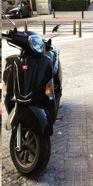 Moto robada en la Calle Calatrava (junto al Carrefour Express) sobre las 21:30-21:40 Matrícula C8949BVV Kymco Like 50 es de mi hermano y mi padre RT por favor