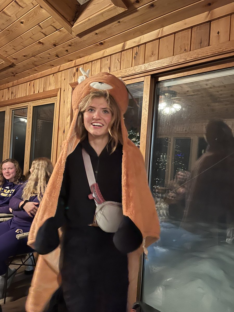 StKatesHockey's tweet photo. Happy New Year from
St. Kate’s Hockey!
#back2workMonday https://t.co/rEUKeA3Pn7