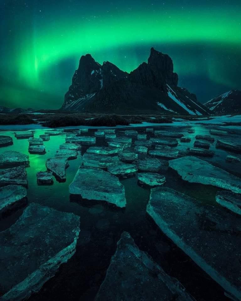 jeucrist's tweet image. The star trails are vertical and horizontal, and you form the universe by yourself.