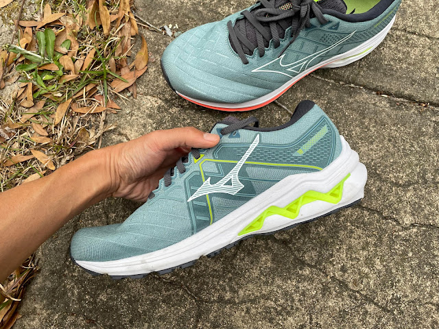 The <a href="/MizunoRunUSA/">Mizuno Running USA</a> Wave Inspire 19 (left) redesigns the wave plate to create a much more fluid ride compared to the 18 (right). It does an excellent job of guiding the runner forward while also supporting the runner underfoot.

Full review: doctorsofrunning.com/2023/01/mizuno…