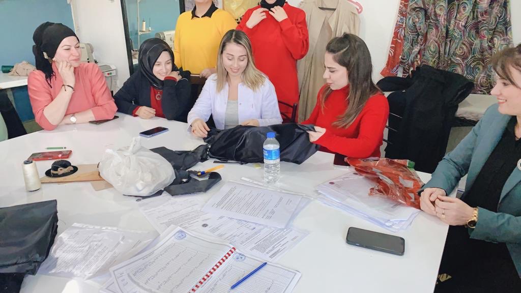 TelliogluRana's tweet photo. Teşkilatımız ile birlikte,Silopi giyim ve tasarım kursunu ziyaret ederek,kurs hocası Sn.Havva Kaden ve kursiyerler ile biraraya geldik. 

Giyim ve tasarım kursunda kadınlarımızın el emeği göz nuru ürünlerini inceleyip, faaliyetlerinin gelişimi hususunda istişarelerde bulunduk. https://t.co/FHxLbRhdoC